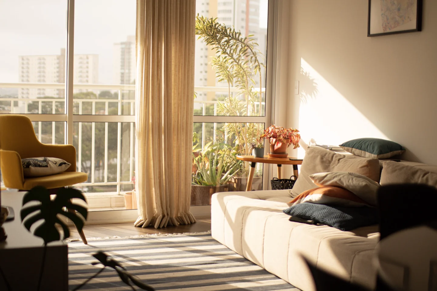 Natural daylight in a home living area (illustrative)